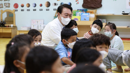 윤 대통령, 어린이집 방문…“가정 양육부담 완화에 최선 다할 것”