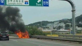 평택화성고속도로 향남IC 부근서 BMW 차량 화재