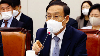 서울대 총장 “조국 전 장관에 기소 사유로 사직서 수리 못한다고 전달”