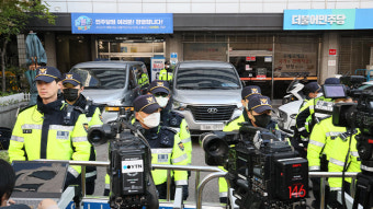 檢, 민주연구원 압수수색 재시도…野 “당사 집결령·국감은 진행”