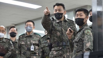 무인기 방공태세 점검한 합참의장 “연이은 미사일 발사 중대 도발”