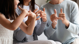 이모티콘·도슨트·관광안내서까지…“보이는 언어로 말해요”