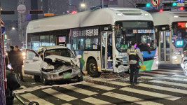 경기 부천 사거리에서 시내버스·SUV차량 충돌, 4명 경상