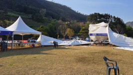 강원도 정선군 화암약수제 행사장서 텐트 쓰러져 8명 부상