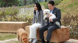 “새롬이 아빠 윤석열입니다”…은퇴 안내견과 관저 생활 TV서 공개