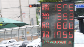 국내 주유소 경유 가격, 2년 만에 1,300원대