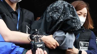 ‘영아 살해’ 친모, 살인 혐의 검찰 송치…질문에는 ‘묵묵부답’