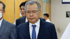 ‘포르쉐 무상 대여’ 박영수 “잘못된 처신, 국민께 죄송”