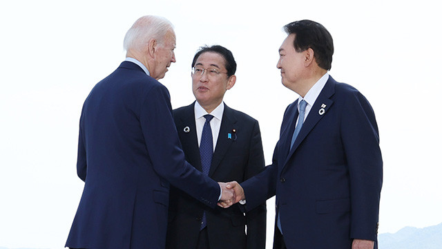 바이든 대통령, 연내 한미일 정상회의 개최 제안, 윤석열 대통령 긍정적 반응