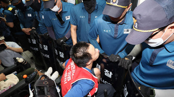 ‘지하철 승강장 스티커 부착’ 전장연 대표 경찰 조사…“갈라치기 안돼”