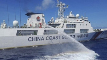 필리핀, ‘중국 물대포’ 공격당한 분쟁해역에 또 보급선…중국 “차단”