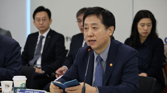 금융위원장 “중견기업, 우리 산업의 허리…맞춤형 금융지원 검토”