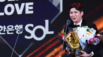 LG 오지환, ‘격전지’ 유격수 황금장갑 품다!…양의지는 9번째 골든글러브 수상