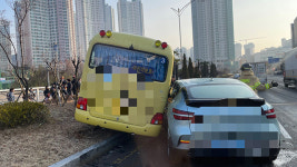 창원서 전기차-유치원 버스 충돌…어린이 등 9명 경상