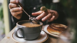 홍차에 소금 넣는 게 외교 사안?…유명 화학자가 만든 파문 [특파원 리포트]