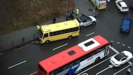 서초구 사거리서 유치원 버스-승용차 충돌…어린이 1명 부상