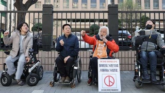 ‘지하철역에 스티커 수백 장’ 전장연 대표 등 벌금 500만원 구형