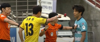 반칙 저지르고 엄한 심판에 화풀이, “심판이 샌드백인가요?”