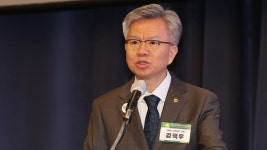 “면허정지 집행정지 기각은 정치적” vs “인용시 집단행동 조장 우려”