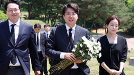 이준석, 5·18 묘지에 김해 국화 천송이 헌화
