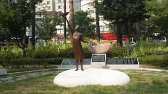 평화의 소녀상에 비닐 씌운 시민단체 대표 불구속 송치