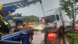 부산 사상구 강변도로서 화물차가 중앙 화단 들이받아