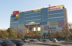 1년된 신축 건물이 ‘기우뚱’…마트 대 구청의 갈등