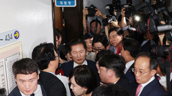 탄핵청원 청문회 시작부터 정면충돌…여당 “불법개최” 야당 “의원폭행”