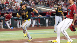 날쌘돌이 배지환, 연장서 번트 안타…MLB 복귀 후 첫 안타