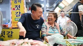 윤 대통령, 휴가 첫날 통영시장 방문…상점 돌며 상인들 격려