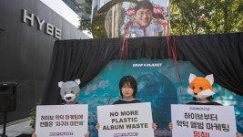 “음반 중복 구매 유도 마케팅 멈춰”…‘환경오염’ 엔터 기업 상술 비판