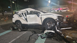 부산 녹산동에서 음주운전 차량이 신호등 들이받아