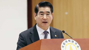김용현 전 장관, 비상계엄 선포 사전 보고 주장 논쟁