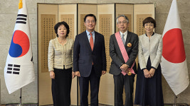 아이보시 전 주한 일본대사에 ‘수교훈장 광화장’ 수여