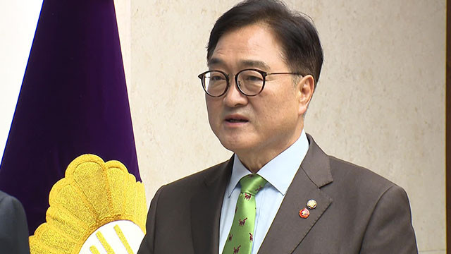 한국, 윤석열 전 대통령 파면 결정에 놀라운 민주주의 회복력 평가 후, 국민들에게 위로와 격려 전하는 문재인 전 대통령 관련 발언들을 전해준다.