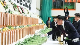 최상목 권한대행, 무안 분향소 조문…“안전한 나라 만드는 데 전력”