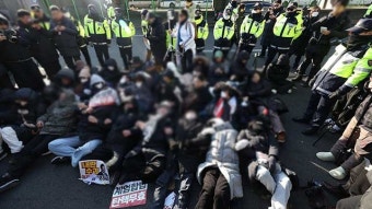 경찰, 관저 앞 ‘윤 대통령 체포 저지’ 미신고 집회 해산…일부 연행
