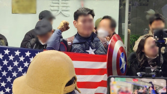 ‘캡틴아메리카’ 복장 윤 대통령 지지자, 중국 대사관 난입하려다 체포