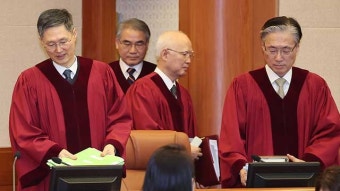 민주 ‘헌법재판관 임기 연장’ 발의…국민의힘 “문형배 연장법”