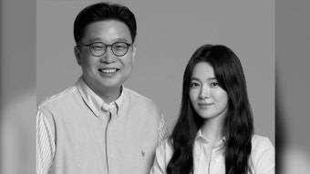 ‘송혜교’가 또 했다…광복 80주년 서경덕 교수와 한국 역사 안내서 기증