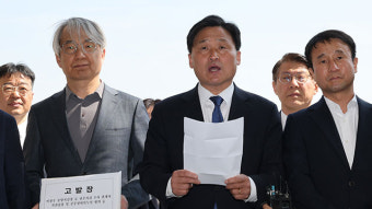 서울중앙지법, 문재인 전 대통령 뇌물 수수 재판과 조현옥 전 수석 사건 병합 거부