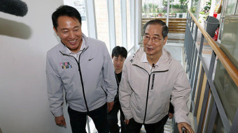 한덕수, 오세훈 시장과 쪽방촌 찾아…“‘약자 동행’ 정책 채택할 것”
