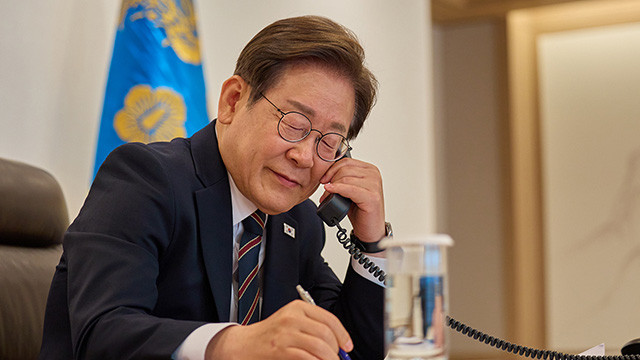 이재명 대통령과 스가 요시히데 전 일본 총리, 한일관계 발전을 위한 긍정적인 논의 나눔