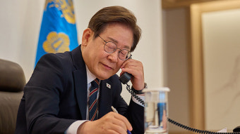 이재명 대통령과 스가 요시히데 전 일본 총리, 한일관계 발전을 위한 긍정적인 논의 나눔