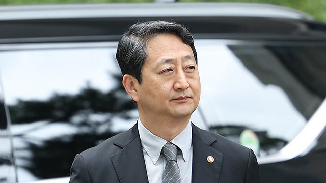 김영호 통일부 장관, 내란 특별검사팀 소환 조사 시작
