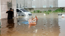 [속보] 광주 북구, 문흥성당 주변 범람으로 대피시설 이용할 주민들 문흥중앙초등학교 대피