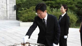김영훈 고용노동부 장관, 모란공원 참배후 산업현장 불시 점검