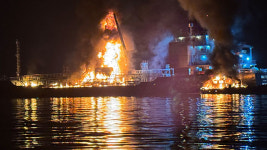 여수 신북항 석유제품운반선 화재 7시간 만에 진화…1명 사망 2명 부상