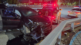 전주시 진북동서 SUV 가드레일 충돌…1명 부상