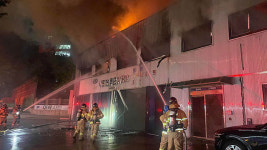 전북 전주서 자동차용품점 화재…대피하던 여직원 추락해 중상